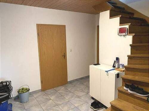 Flur mit Treppe ins OG - 