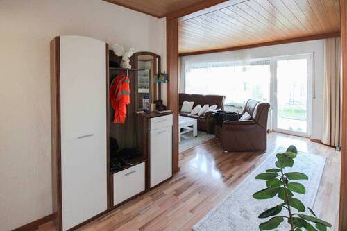 Blick ins Wohnzimmer - Doppelhaushälfte mit 120,30 m&sup2; in Elchingen zum Kaufen