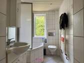 Zweite Etage, zweites Bad: auch hier mit Fenster! - 