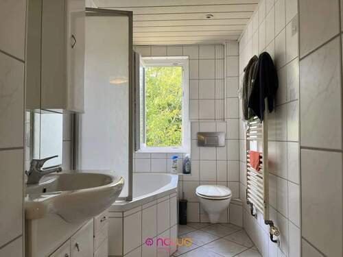 Zweite Etage, zweites Bad: auch hier mit Fenster! - 