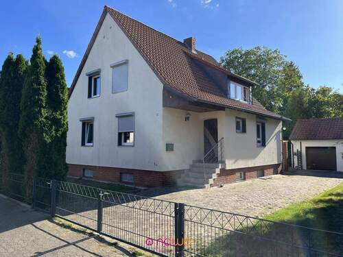 Timmerlah! Die Außenansicht mit Blick auf die Zufahrt - Ihrem Wunsch ganz nah - in Timmerlah! Wohnhaus für das Familienglück.