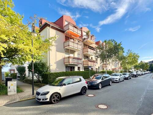 Hausansicht - Vermietete 2-Zimmerwohnung im Dachgeschoss! Tageslichtbad! Balkon! Einbauküche! DP-Stellplatz!
