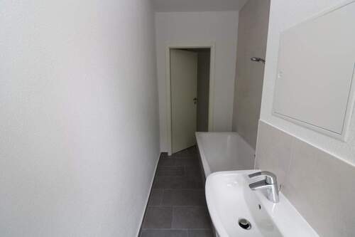 Beispiel Bad mit Wanne - 3 Zimmer Etagenwohnung zur Miete in Freiberg