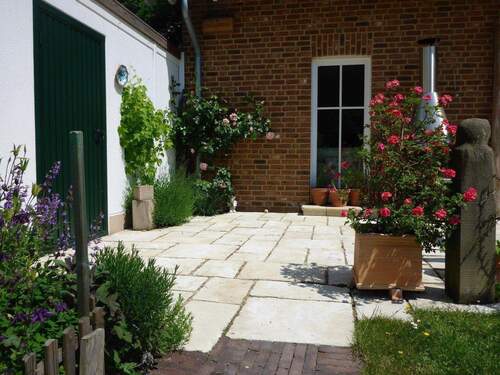 Links Werkstatt und Garage - 