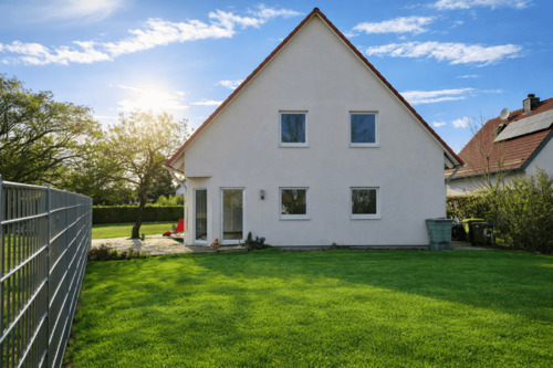 Außenansicht von Garten - Wohnkomfort trifft Energieeffizienz - Moderne Doppelhaushälfte mit Climatic-Wandsystem von LUX