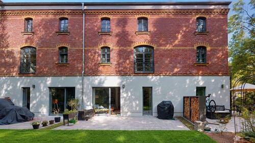 Gartenansicht - Modernes Reihenhaus im kernsanierten Hofensemble mit Wärmepumpe und langfristigem Mietverhältnis