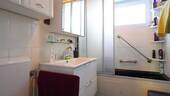 Das Wannenbad im Erdgeschoss ist hell und mit Fenster - 