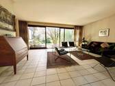Wohnzimmer mit Blick in den Garten - 6 Zimmer Einfamilienhaus in Kelkheim (Taunus)