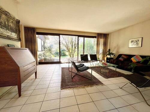 Wohnzimmer mit Blick in den Garten - 6 Zimmer Einfamilienhaus in Kelkheim (Taunus)