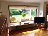 Wohnzimmer mit Ausblick in den Garten - 
