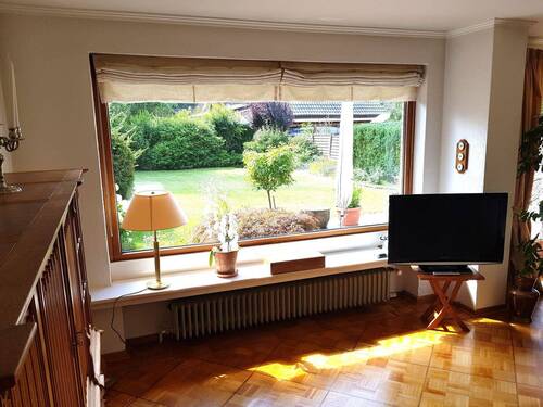 Wohnzimmer mit Ausblick in den Garten - 