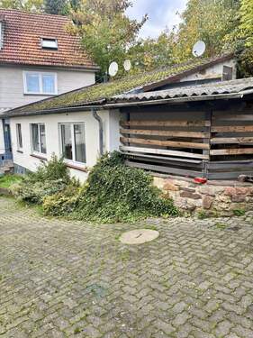 Vorderansicht mit Grillplatz - 3 Zimmer Bungalow zum Kaufen in Wellerode