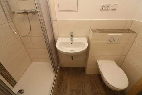 Beispiel Bad mit Dusche - 3 Zimmer Etagenwohnung in Freiberg