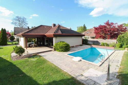 Hausansicht - Familienfreundliches Zuhause mit großem Garten, Pool und Potenzial in ruhiger Lage von Gröbenzell!