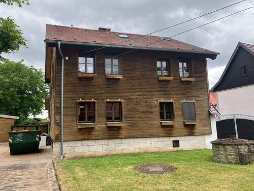 Vorderansicht mit Brunnen - Großes EFH mit Sanierungsbedarf und schönem Grundstück: Familien herzlich willkommen!
