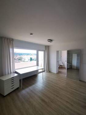 Bild 1 - Hoch hinaus: Kernsanierte, möblierte 1,5-Zimmer Wohnung mit Balkon, Aufzug und Seeblick