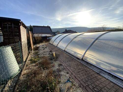 Garten mit überdachten Pool - 