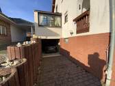 Garagenzufahrt mit darüberliegenden Wintergarten - 