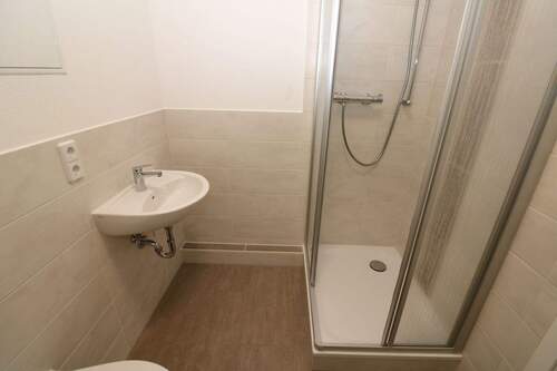 Beispiel bad mit Dusche - 389,00&nbsp;EUR Kaltmiete, ca.&nbsp; 54,90&nbsp;m&sup2;&nbsp;Wohnfl&auml;che