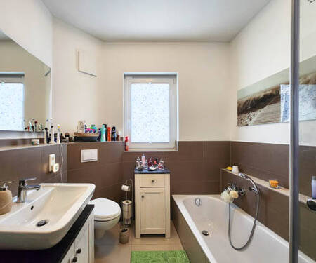 Tageslicht-Badezimmer mit Badewanne, Dusche und zusätzlichem Handtuchheizkörper - 