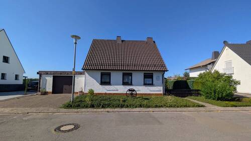 Front. - Ein Haus, das Geschichten erzählt - eingebettet in ein grünes Paradies