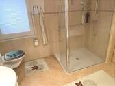 Bad mit Wanne und Dusche - 