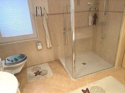 Bad mit Wanne und Dusche - 