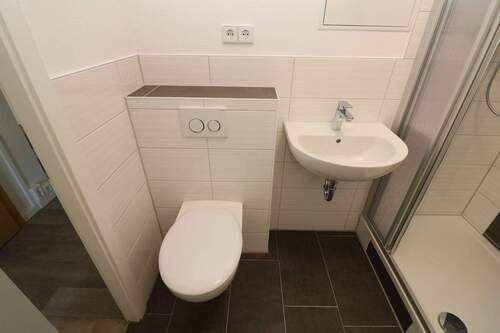 Beispiel Bad mit Dusche - 2 Zimmer Etagenwohnung in Freiberg