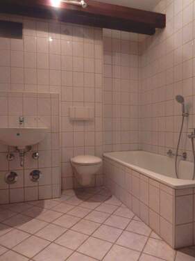 gefliestes Bad mit Wanne - 