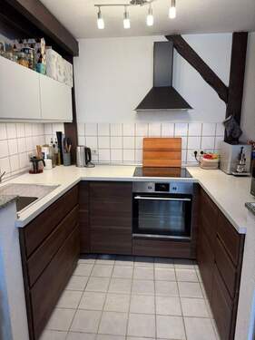 Küche mit Elektroherd und Umlufthaube - 3 Zimmer Etagenwohnung in Görlitz