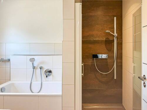 Mit Dusche und Wanne - 