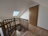 Treppe zur oberen Ebene - 