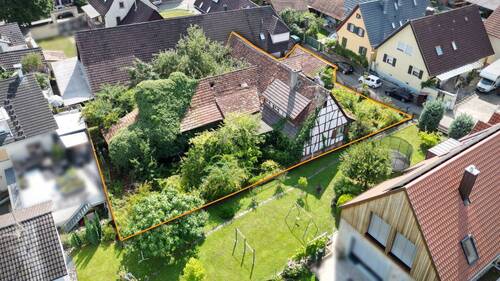 Das Grundstück ist derzeit mit einem Bauernhaus bebaut - Bieterverfahren - Ruhig gelegenes, großzügiges Baugrundstück im alten Ortskern von Freiburg-Tiengen