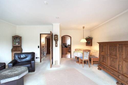 Wohnzimmer und Essbereich mit Zugang zur Küche - 