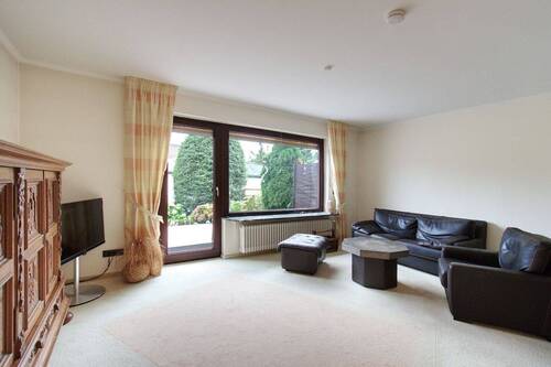 Wohnzimmer und Terrassenzugang - 