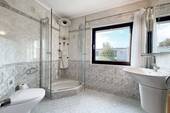 Helles Badezimmer mit Fußbodenheizung - 