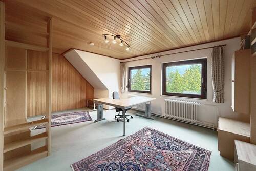 Großes Zimmer mit minimaler Dachschräge - 