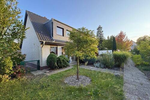 Blick in Richtung Straße - 3 Zimmer Reihenendhaus in Berlin