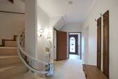 Halbrunde Treppe mit Seniorenlift - 