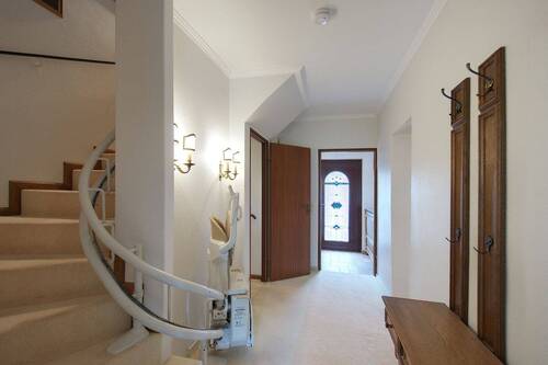 Halbrunde Treppe mit Seniorenlift - 