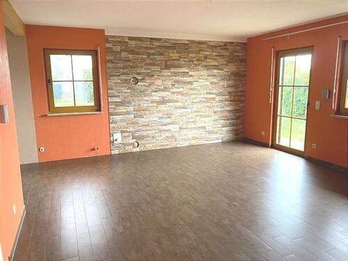 Wohnzimmer mit Zugang zur Terrasse - 