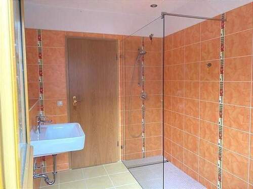 Bad mit Dusche - 