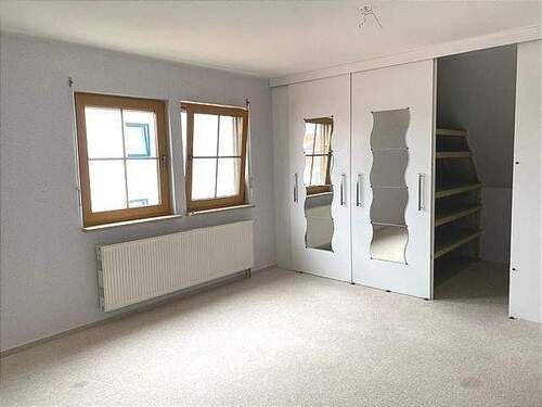 Schlafzimmer mit begehbarem Kleiderschrank - 