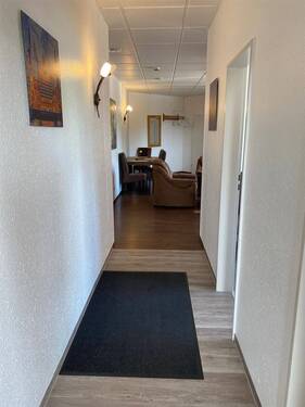 Flur vom Wartebreich zu den Behandlungsräumen - 