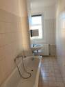 Bad mit Wanne und Fenster - 