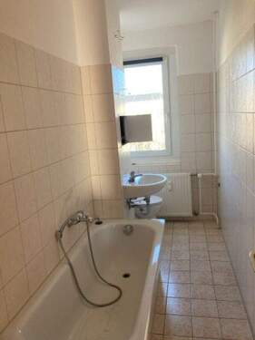 Bad mit Wanne und Fenster - 