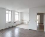 Wohnzimmer mit Blick in die offene Küche und Flur - Etagenwohnung mit 75,00 m&sup2; in Zwickau zur Miete