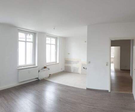 Wohnzimmer mit Blick in die offene Küche und Flur - Etagenwohnung mit 75,00 m&sup2; in Zwickau zur Miete