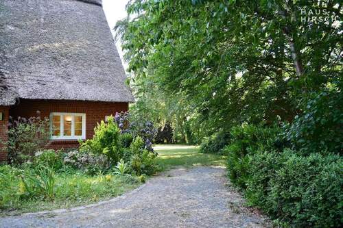Blick zum Haus und Garten - 8 Zimmer Mehrfamilienhaus, Wohnhaus in Wingst