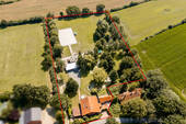 Luftbild - 5 Zimmer Mehrfamilienhaus, Wohnhaus zum Kaufen in Schashagen-Marxdorf